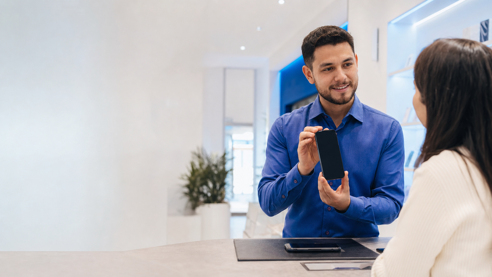 Especialista de Iankaphone mostrando un equipo a una cliente