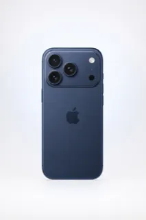 Parte trasera del iPhone 17 Pro Max titanio azul